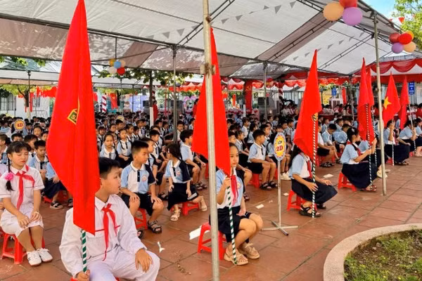 692 học sinh Trường tiểu học Ninh Giang, phường Tây Hoa Lư, tỉnh Ninh Bình dự lễ khai giảng, đón chào năm học mới. 