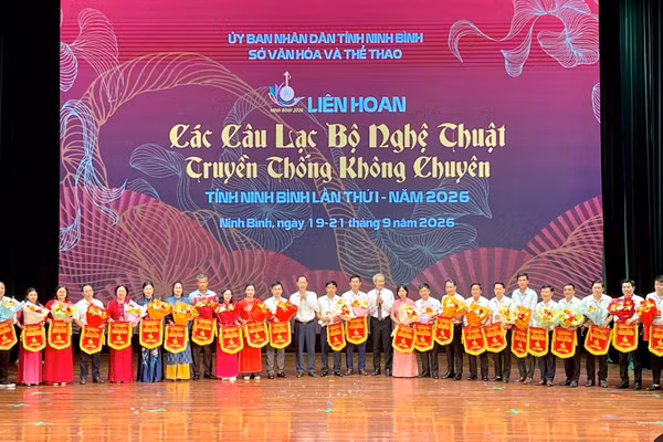 Ban tổ chức trao hoa và cờ lưu niệm cho các câu lạc bộ tham gia. (Ảnh: YẾN TRINH)