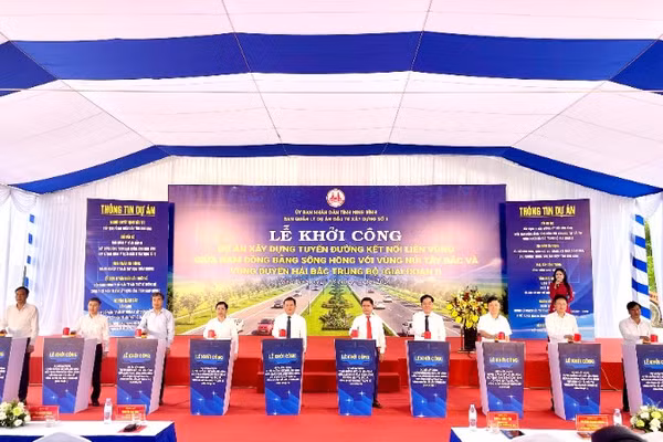 Các đại biểu bấm nút khởi công dự án.