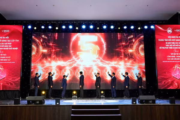 Các đại biểu bấm nút ra mắt Trung tâm Đổi mới sáng tạo tỉnh Ninh Bình. (Ảnh: VĂN LÚA)