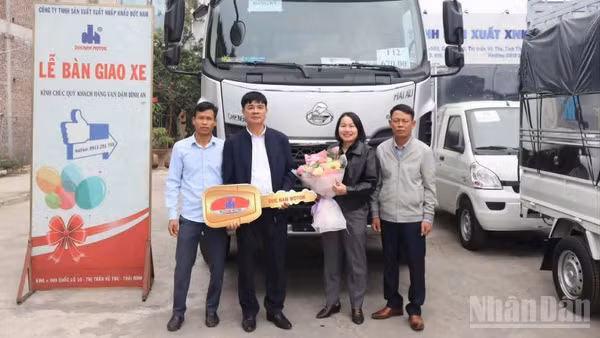Hợp tác xã dịch vụ nông nghiệp An Ninh (xã Phụ Dực, tỉnh Hưng Yên) nhận bàn giao xe tải trị giá 1,1 tỷ đồng để phục vụ sản xuất.