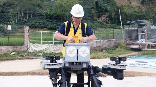 Nhân viên lắp pin, chuẩn bị vận hành UAV phục vụ vận chuyển nông sản tại xã Mường Ảng, tỉnh Điện Biên. (Ảnh: VIETNAM POST)