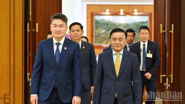  Thường trực Ban Bí thư Trần Cẩm Tú tiếp đoàn đại biểu Trung ương Đoàn Thanh niên Nhân dân Cách mạng Lào do đồng chí Thongly Sisoulith, Ủy viên Trung ương Đảng Nhân dân Cách mạng Lào, Bí thư Ban Chấp hành Trung ương Đoàn Thanh niên Nhân dân Cách mạng Lào dẫn đầu, đang thăm làm việc tại Việt Nam. (Ảnh: THỦY NGUYÊN)