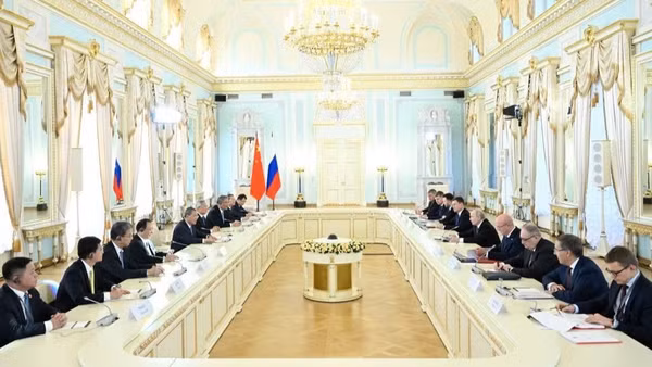 Thủ tướng Trung Quốc gặp Tổng thống Nga tại Saint Petersburg. (Ảnh: TÂN HOA XÃ)