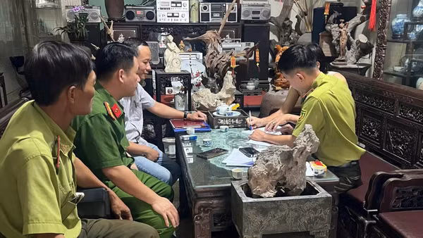Công an Ninh Bình tăng cường công tác tuyên truyền, phổ biến pháp luật liên quan bảo vệ động vật hoang dã, chim di cư. (Ảnh: Công an Ninh Bình)