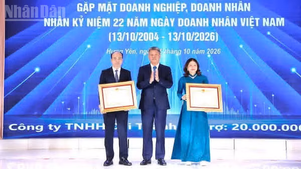 Thừa ủy quyền của Thủ tướng Chính phủ, Chủ tịch Ủy ban nhân dân tỉnh Hưng Yên Nguyễn Mạnh Quyền trao Bằng khen của Thủ tướng Chính phủ cho các tập thể, cá nhân có thành tích tiêu biểu xuất sắc trong kinh doanh, thực hiện tốt trách nhiệm xã hội. (Ảnh: MAI TÚ)