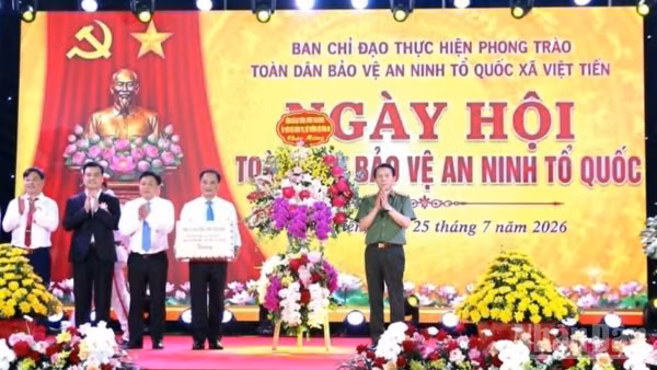 Bộ trưởng Lương Tam Quang tặng hoa chúc mừng.