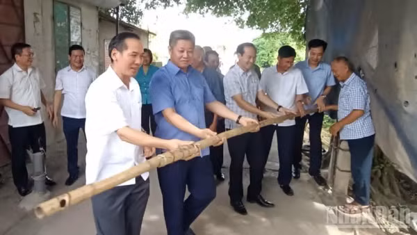 Đoàn công tác của Ủy ban nhân dân tỉnh Hưng Yên thực hiện việc dỡ bỏ barie thu phí tại cầu Đún.
