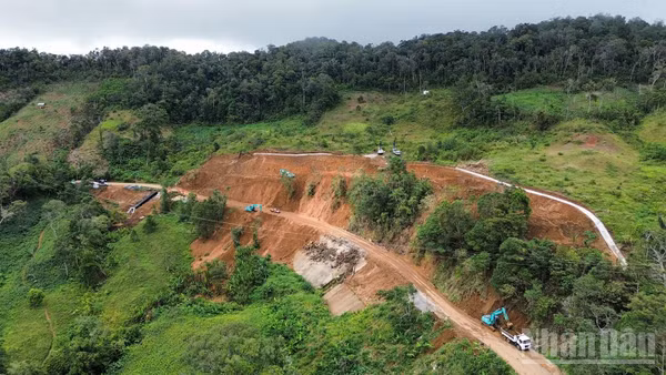 Các đơn vị thi công đang tập trung khắc phục vị trí sạt lở tại Km76+800-Km77+154, Quốc lộ 24, đoạn qua địa bàn xã Kon Plông. (Ảnh: HIỂN CỪ)