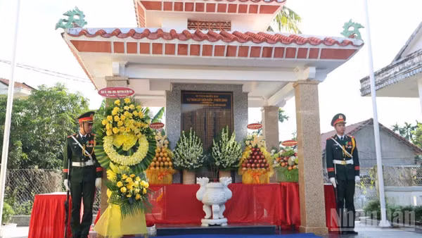 Bia tưởng niệm di tích lịch sử-văn hóa vụ thảm sát Diên Niên-Phước Bình ở thôn Diên Niên, xã Sơn Tịnh. (Ảnh: HIỂN CỪ)