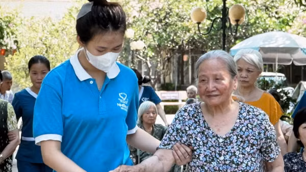 Chăm sóc sức khỏe người cao tuổi tại trung tâm dưỡng lão ở Hà Nội. (Ảnh: MINH HUỆ)