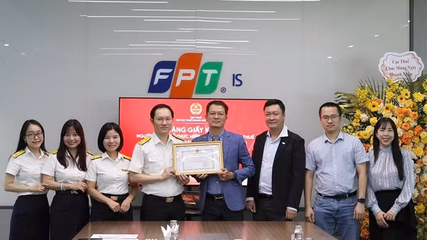 Cục Thuế chúc mừng và trao Giấy khen về tuân thủ chính sách, pháp luật thuế năm 2025 cho Công ty trách nhiệm hữu hạn FPT IS. (Ảnh: Cục Thuế)
