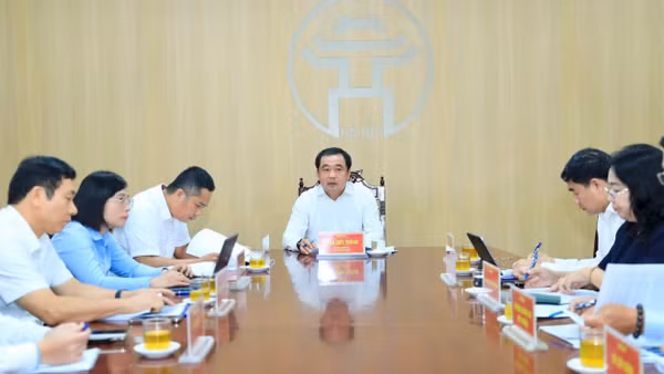 Bí thư Thành ủy Hà Nội Trần Đức Thắng chủ trì buổi tiếp công dân. (Ảnh: Quang Thái/TTXVN)