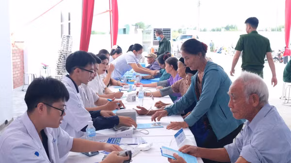 Dược sĩ Pharmacity và nhân viên y tế Bệnh viện Đại học Y Hà Nội phối hợp hướng dẫn, phân luồng người dân bảo đảm công tác khám diễn ra thuận lợi. (Ảnh: Pharmacity)
