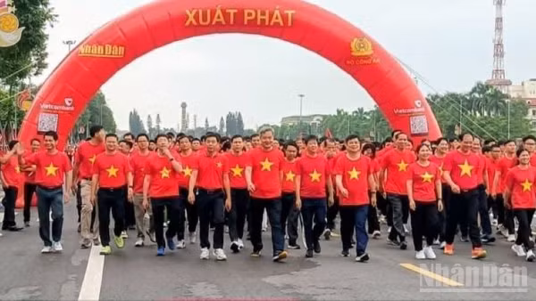 Tại quảng trường Nguyễn Văn Linh có hàng nghìn người tham gia đi bộ. (Ảnh Mai Tú)
