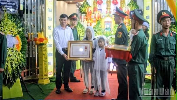 Thừa ủy quyền của Chủ tịch nước, đồng chí Lê Huy, Phó Chủ tịch Thường trực Ủy ban nhân dân tỉnh Hưng Yên trao Quyết định truy tặng Huân chương Dũng cảm cho nhân thân Trung tá Trần Văn Tùng. (Ảnh: MAI TÚ)