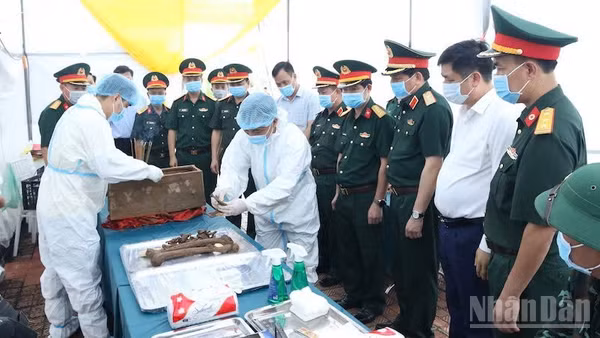 Đoàn công tác Quân khu 3 đi kiểm tra thực tế lấy mẫu hài cốt liệt sĩ tại nghĩa trang phường Trần Lãm. (Ảnh: MAI TÚ)
