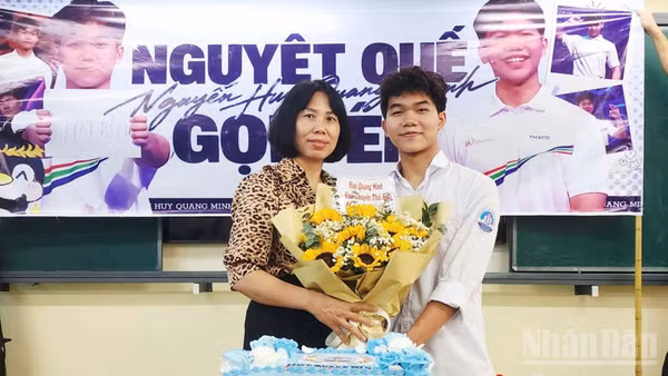 Thạc sĩ Nguyễn Thị Hiền, Phó Hiệu trưởng Trường trung học phổ thông chuyên Thái Bình chúc mừng em Nguyễn Huy Quang Minh giành tấm vé vào chung kết năm “Đường Lên Đỉnh Olympia”. (Ảnh: MAI TÚ)