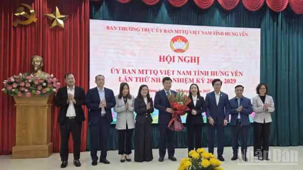 Ban Thường trực Ủy ban Mặt trận Tổ quốc Việt Nam tỉnh Hưng Yên tặng hoa chúc mừng ông Trần Quốc Toản.