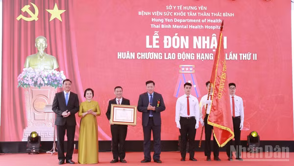 Thừa ủy quyền của Chủ tịch nước, Thứ trưởng Y tế Đỗ Xuân Tuyên trao Huân chương Lao động hạng Ba cho Bệnh viện Sức khỏe tâm thần Thái Bình. (Ảnh: MAI TÚ)