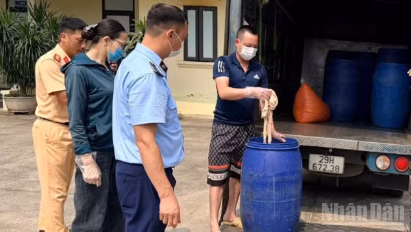 Hàng nghìn kg lòng lợn ôi thiu, bốc mùi, thậm chí đang phân hủy được lực lượng Quản lý thị trường và các cơ quan liên quan kịp thời phát hiện, xử lý.
