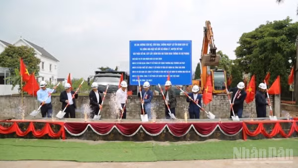 Các đại biểu thực hiện nghi thức khởi công dự án.