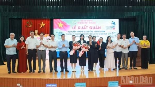 Các đại biểu tại lễ xuất quân Đội tuyển tham dự Kỳ thi Kỹ năng nghề thế giới. (Ảnh Mai Tú)