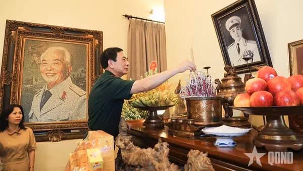 Đại tướng Phan Văn Giang dâng hương tưởng niệm, tri ân nguyên Tổng Bí thư Lê Khả Phiêu, nguyên Chủ tịch nước Lê Đức Anh và Đại tướng Võ Nguyên Giáp. (Ảnh: Báo Quân đội nhân dân)