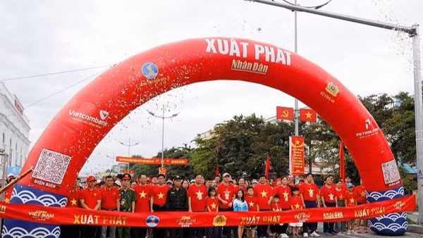 Đồng chí Lê Thành Đô, Phó Bí thư Thường trực Tỉnh ủy, Chủ tịch Hội đồng nhân dân tỉnh cùng đông đảo cán bộ, nhân dân tỉnh Điện Biên xuất phát hưởng ứng chương trình "Cùng Việt Nam tiến bước". (Ảnh: LÊ LAN)