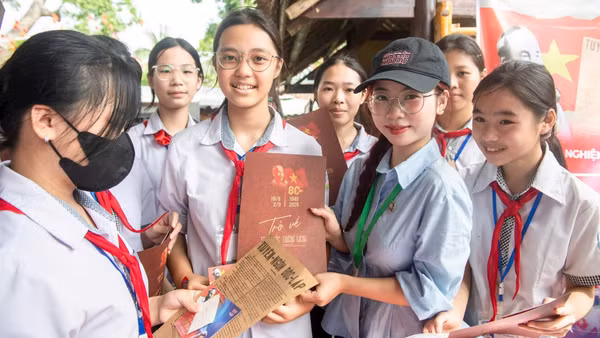 Các em học sinh trải nghiệm không gian thực tế ảo tái hiện ngày 2/9/1945 tại Lễ hội Làng Sen 2026. (Ảnh: Quỳnh Trang)
