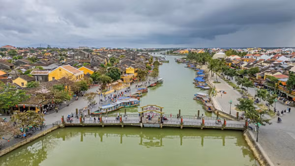Sông Hoài uốn lượn giữa lòng phố cổ Hội An. (Ảnh: LÂM PHAN)