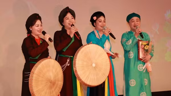 Các nghệ sĩ biểu diễn tại chương trình "Hương sắc Việt Nam". 