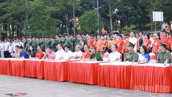 Các đại biểu tham dự chương trình tại điểm cầu Trường đại học Hùng Vương.
