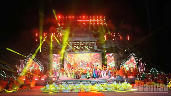 Chương trình nghệ thuật chủ đề “Chùa Keo-Thần Quang linh tự”, quy tụ gần 300 nghệ sĩ, diễn viên. (Ảnh: MAI TÚ)