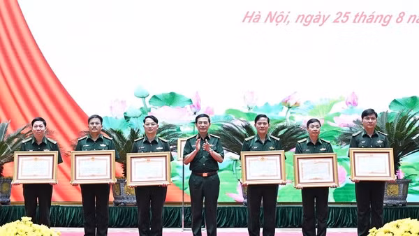 Đại tá Đỗ Quang Thấm, Phó Chính ủy Bộ Chỉ huy Quân sự tỉnh Đắk Lắk, Chính ủy Ban Chỉ huy Bộ đội Biên phòng (người đứng ngoài cùng bên trái) vinh dự nhận Bằng khen của Thủ tướng Chính phủ. (Ảnh: Dân Quân)