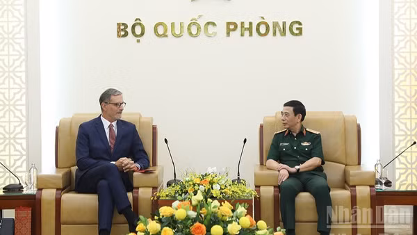 Đại tướng Phan Văn Giang tiếp Đại sứ Olivier Brochet.
