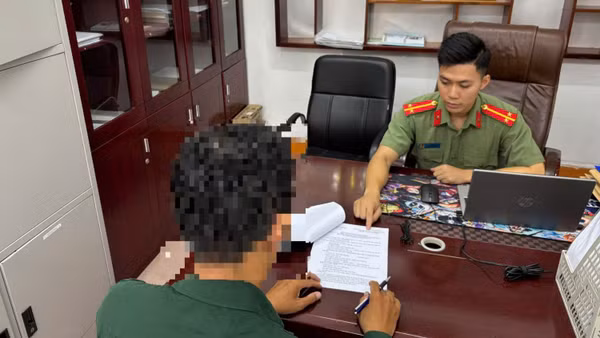 Công an phường Cẩm Phả làm việc với trường hợp đăng tải thông tin sai sự thật trên mạng xã hội. (Ảnh: Công an Quảng Ninh)