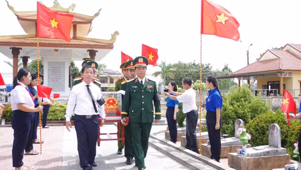 Tỉnh Quảng Trị long trọng tổ chức lễ truy điệu và an táng 13 hài cốt liệt sĩ được tìm thấy tại khu vực Câu Nhi. (Ảnh: Hiếu Minh)
