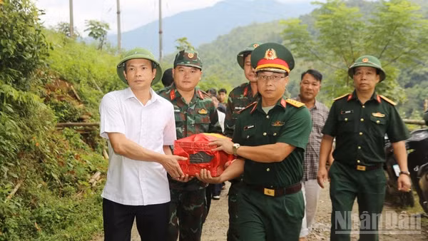 Cán bộ, chiến sĩ và các lực lượng tham gia đưa hài cốt liệt sĩ dời khu vực khai quật. (Ảnh: THANH SƠN)