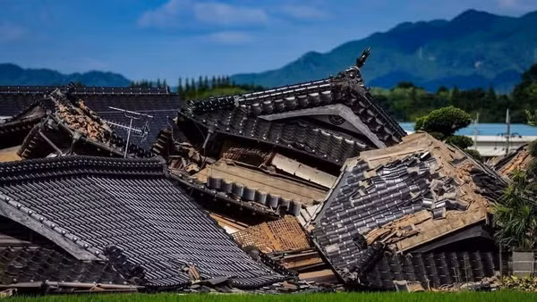 Những ngôi nhà bị hư hại sau trận động đất tại Kumamoto, Nhật Bản. (Ảnh: THX/TTXVN)