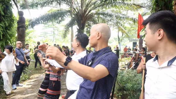 Du khách tham gia vào hoạt động văn hóa tại Làng Văn hóa-Du lịch các dân tộc Việt Nam. (Ảnh: KHÔI MINH)