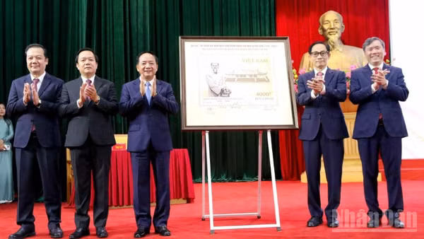 Các đại biểu bên bộ tem bưu chính đặc biệt kỷ niệm 300 Ngày sinh danh nhân văn hóa Lê Quý Đôn .