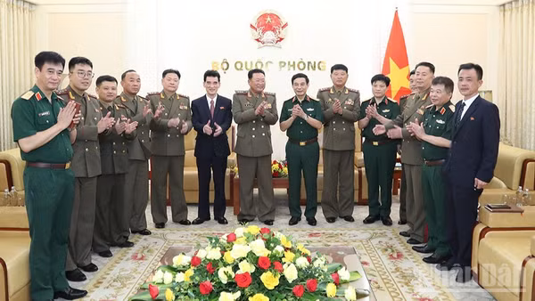Đại tướng Phan Văn Giang trao đổi với Thượng tướng Ryo Chol Ung cùng các đại biểu tại buổi tiếp. (Ảnh: QUANG PHONG)