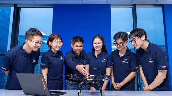Giảng viên và sinh viên Trường Công nghệ thông tin, Đại học Phenikaa trao đổi, thực hành. (Ảnh: PHƯỚC AN)