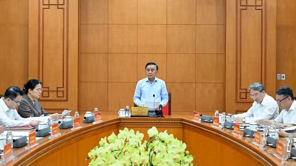 Thường trực Ban Bí thư Trần Cẩm Tú chủ trì cuộc họp với Văn phòng Trung ương Đảng. (Ảnh DUY LINH)
