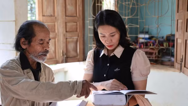 Nghệ nhân Mấu Quốc Tiến (Chamaliaq Riya Tiẻng) đang kể lại câu chuyện sưu tầm Sử thi Raglai với cán bộ văn hóa. (Ảnh: Vũ Tân)