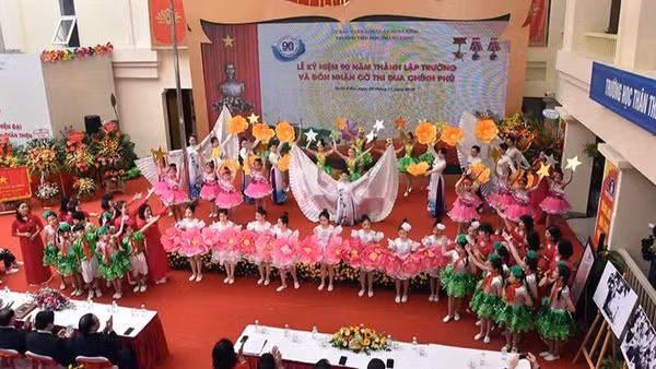 Tiết mục biểu diễn văn nghệ đặc sắc ôn lại truyền thống hào hùng 90 năm trường tiểu học Thăng Long.