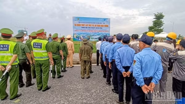 Các lực lượng chức năng tại lễ ra quân bảo đảm an ninh trật tự khu công nghiệp. (Ảnh: MAI TÚ)