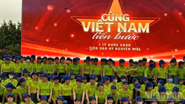 Hoạt động “Cùng Việt Nam tiến bước” năm 2025 đã được tỉnh Hưng Yên tổ chức thành công, hứa hẹn năm nay sẽ huy động lực lượng tham gia đông đảo hơn. (Ảnh: MAI TÚ)