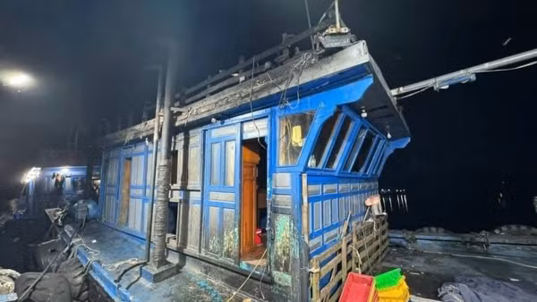 Phương tiện tàu cá của ngư dân tỉnh Thanh Hóa bị cháy. (Ảnh Bộ đội biên phòng cung cấp)